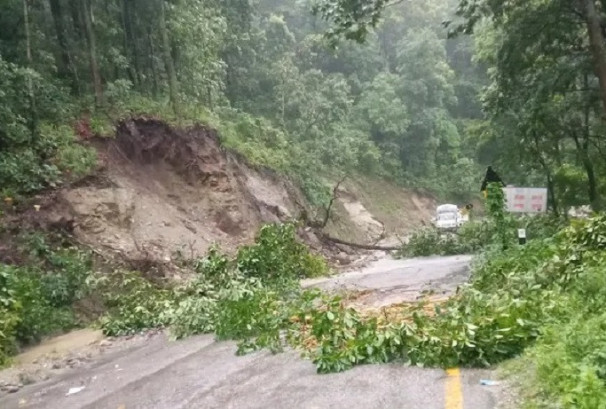 पहिरोले मेची राजमार्ग अवरुद्ध, चार जिल्लाको यातायात प्रभावित