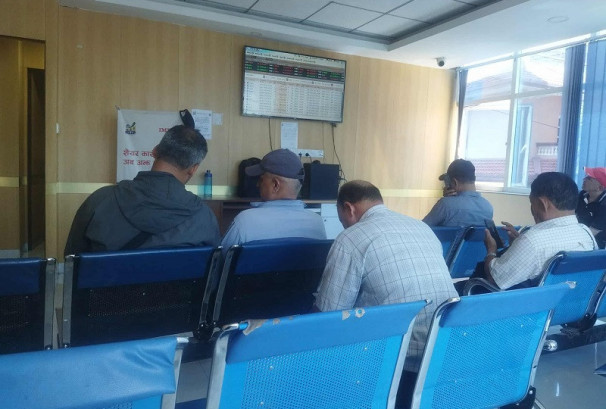 साढे २ महिनादेखि सेयरबजार खसेको खस्यै, के को प्रतिक्षामा छन् लगानीकर्ता ?