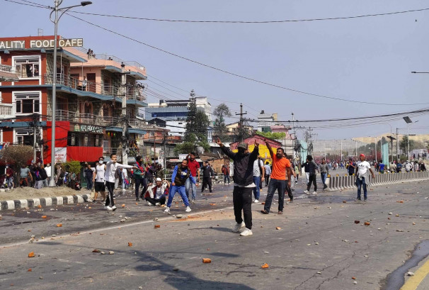 तीनकुनेमा फेरि झडप, दुर्गा प्रसाईंलाई पनि टेरेनन् प्रदर्शनकारीले