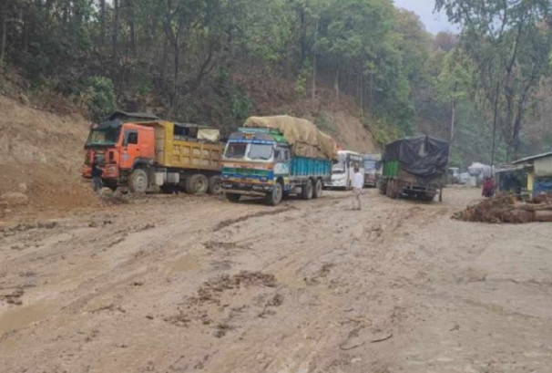 पहिरोका कारण दाउन्ने सडक अवरुद्ध