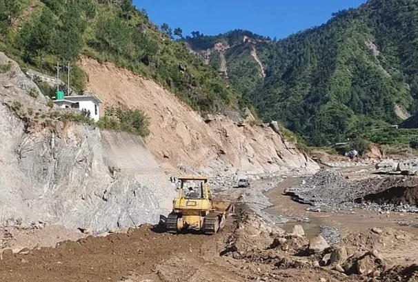 कोशी र बागमतीका मुख्य राजमार्ग प्रभावित, केही पूर्ण बन्द केही आंशिक सञ्चालनमा