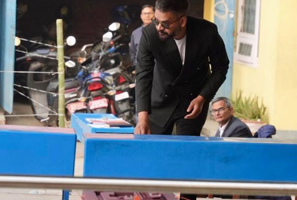 सिनामंगलबाट बालेन्द्र शाहको मतदान, आजै झापा–५ जाने