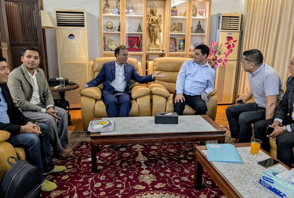 थाइल्याण्डका स्वास्थ्यकर्मी नेपालीसँग स्वास्थ्यमन्त्री पौडेलद्वारा सुझाव संकलन