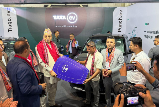 चितवन अटो शोमा टाटा ईभीको दबदबा, टियागो र पन्च हस्तान्तरण