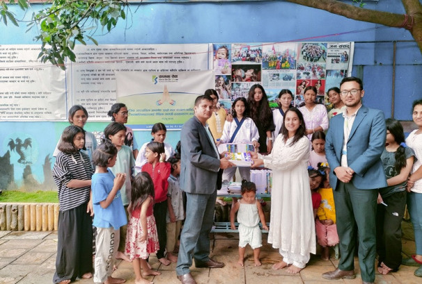 कामना सेवा विकास बैंकद्वारा ‘हाम्रो बाल संरक्षण धरोहर नेपाल’ लाई शैक्षिक सामग्री वितरण