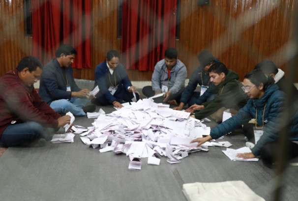 मतदाताले एमाले, कांग्रेस र नेकपालाई बराबरी स्थानमा राखे, प्रारम्भिक मतपरिणामको संकेत