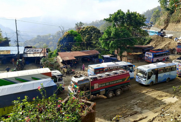 बाढीपहिरोको असरः आठ सडक पूर्ण अवरुद्ध, छ सडकमा एकतर्फी सवारी