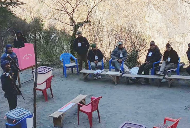 दार्चुलामा मतदान बहिष्कार, दुधिला मावि केन्द्रमा कर्मचारी मतदाता कुरेको कुर्यै