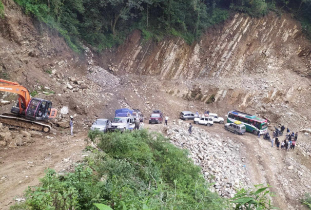 भारी वर्षाले हेटौंडा-काठमाडौं सडक पूर्ण बन्द : तीन दिनसम्म यात्रा प्रतिबन्धित