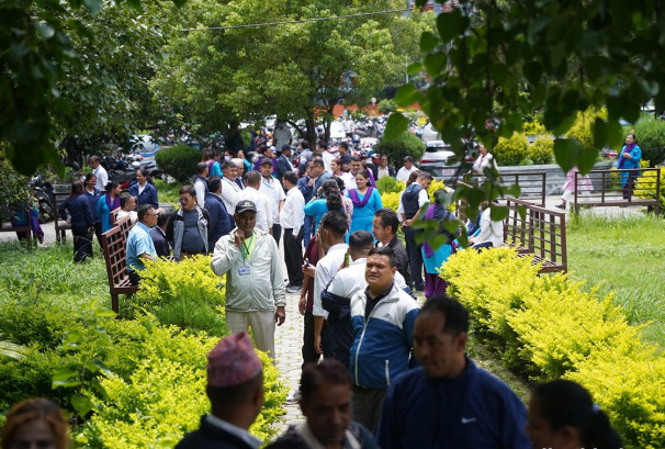 सिंहदरबारभित्रै अस्थायी र ज्यालादारी कर्मचारीको प्रदर्शन, काम ठप्प पारेर सरकारविरुद्ध नाराबाजी