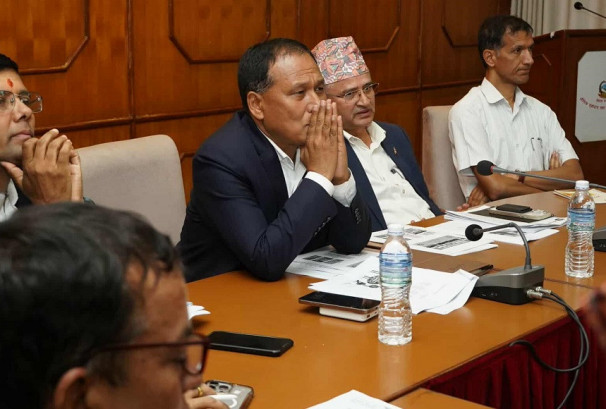 मन्त्री कुलमान घिसिङ विभागीय प्रमुखहरूसँग आपतकालीन बैठकमा