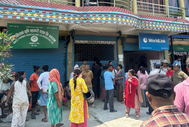 मल अभावले मकै खेती जोखिममा, दिनभर लाइन बस्दा पनि खाली हात फर्किनु परेको गुनासो