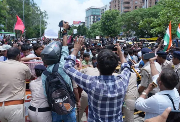दिल्लीको विद्यार्थी आन्दोलन पटनासम्म फैलियो, प्रहरीद्वारा अश्रुग्यास र पानीको फोहोरा प्रहार