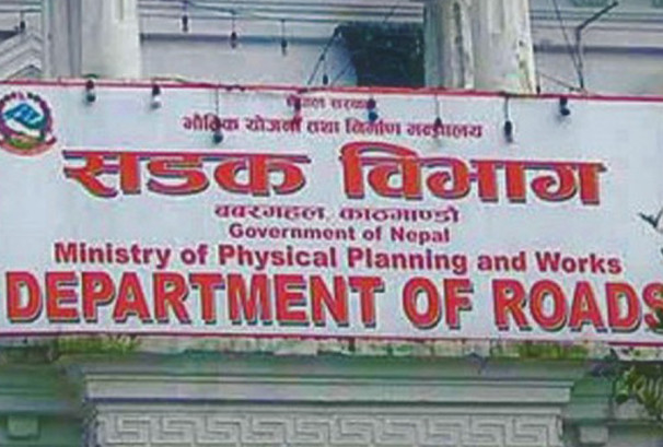 यी सडकखण्डमा खस्नसक्छ जुनसुकै बेला पहिरो, राति नहिँड्न सडक विभागको आह्वान