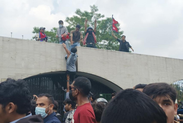 संसद भवनको पर्खाल नाघे जेन जीले, दोहोरो झडपमा केही घाइते(फोटो फिचरसहित)