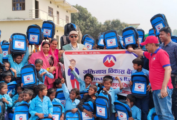 मुक्तिनाथ विकास बैंकको ‘अवसरको झोला’ अभियान, ५०० बढी विद्यालयमा सहयोग