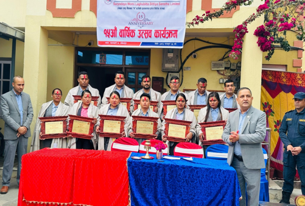 सूर्योदय वोमी लघुवित्तको १५औं वार्षिकोत्सव सम्पन्न, प्रहरी कार्यालयलाई स्टेशनरी सामाग्री हस्तान्तरण