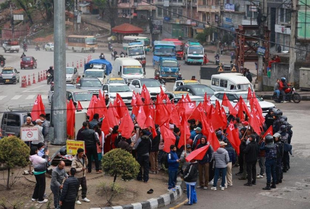 ओली पक्राउविरुद्ध सडकमा उत्रिन थाले एमाले कार्यकर्ता, संख्या न्यून