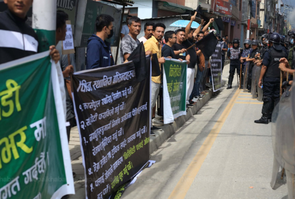 नागढुंगा सुरुङमार्ग क्षेत्रमा स्थानीयको विरोध प्रदर्शन