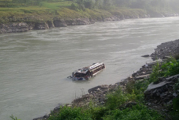 चितवन पहिरो अपडेट: दुईवटा बस त्रिशूली नदीमा बेपत्ता, ६५ जना यात्रुको अवस्था अज्ञात,उद्धारमा समस्या