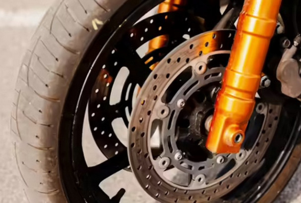 मोटरसाइकलमा कस्तो हुन्छ डिस ब्रेकको फाइदा र नोक्सान ?