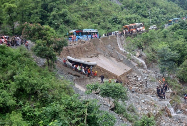 नारायणगढ–मुग्लिन सडकखण्ड सञ्चालनमा, त्रिशूलीमा खसेका बस चुम्बकले खोज्दा पनि भेटिएनन्