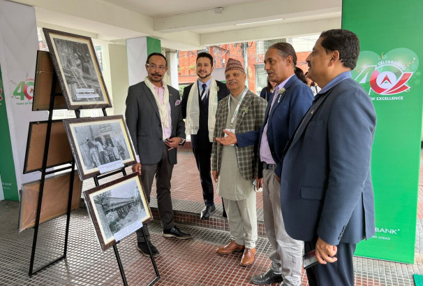 नबिल बैंकको परिसरमा ‘चार दशक नेपालको’ शीर्षकको तस्बिर प्रदर्शनी, हेर्नेको भीड