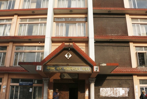 सर्वोच्च प्रशासनमाथि बारको गम्भीर आरोप: “समानान्तर न्याय प्रशासन” भन्दै मंगलबार ‘लालटिन बाली’ सांकेतिक विरोध गर्ने
