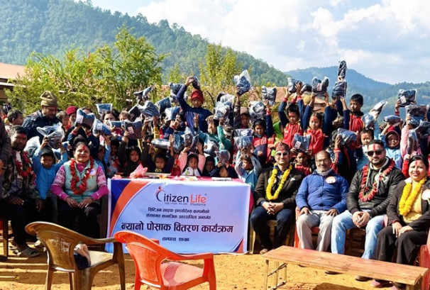 सिटिजन लाइफद्वारा गुल्मीका विद्यार्थीलाई न्यानो कपडा वितरण