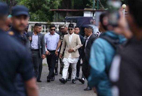भोटेकोसीमा खसेको गाडीको उद्धारमा खटेकालाई हौसला दिन घटनास्थल पुगे गृहमन्त्री गुरुङ
