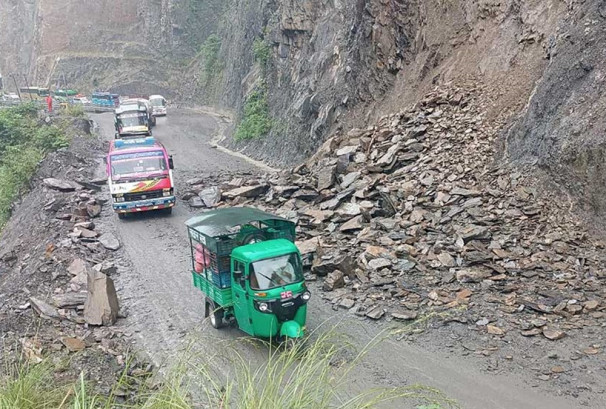 नारायणगढ–मुग्लिन सडकमा पहिरो, यातायात प्रभावित