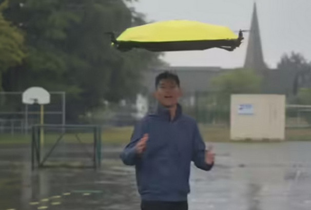 अब हातमा छाता समात्नु नपर्ने, बन्यो हावामा उडेर पछ्याउने ‘स्मार्ट फ्लाइङ अम्ब्रेला’