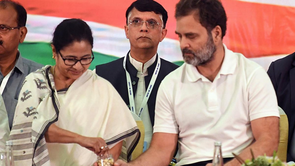 टीएमसीमा संकट गहिरिँदै, ठूलो विभाजनतर्फ पार्टी, बनर्जीलाई कांग्रेसमा विलयको प्रस्ताव