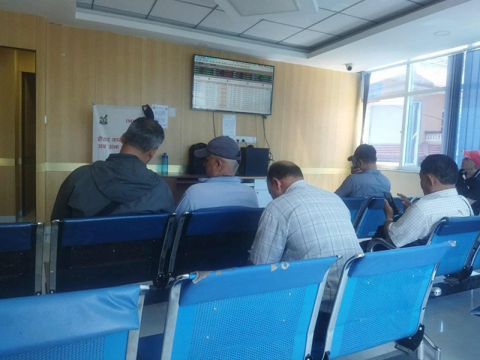 साढे २ महिनादेखि सेयरबजार खसेको खस्यै, के को प्रतिक्षामा छन् लगानीकर्ता ?