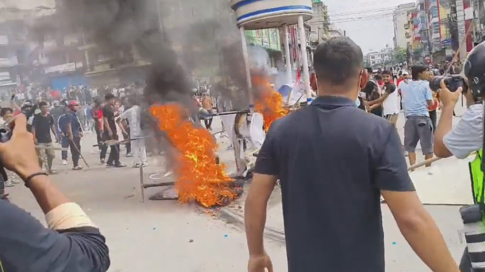 चर्कियो जेनजी आन्दोलन: देउवा र लेखकको घरमा आगजनी, कांग्रेस-एमाले पार्टी कार्यालयमा तोडफोड