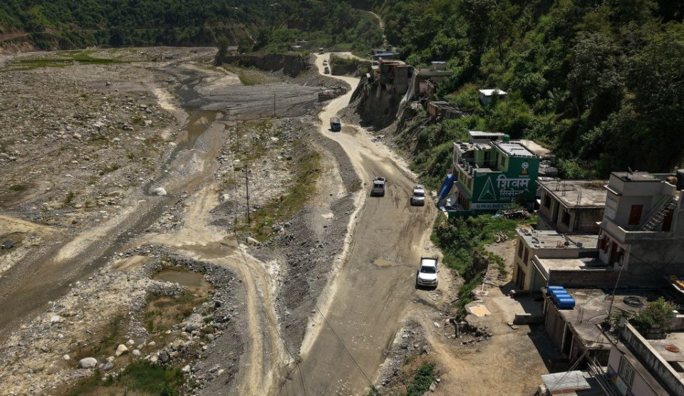 अविरल वर्षाले बीपी राजमार्गमा आवागमन रोकियो, दर्जनौँ राजमार्ग प्रभावित