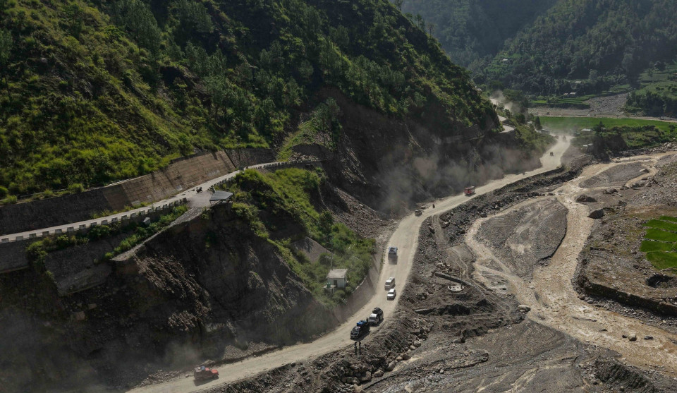बीपी राजमार्गमा यात्रा गर्दा सडकको अवस्था बुझेर यात्रा गर्न स्थानीय प्रसाशनको आग्रह