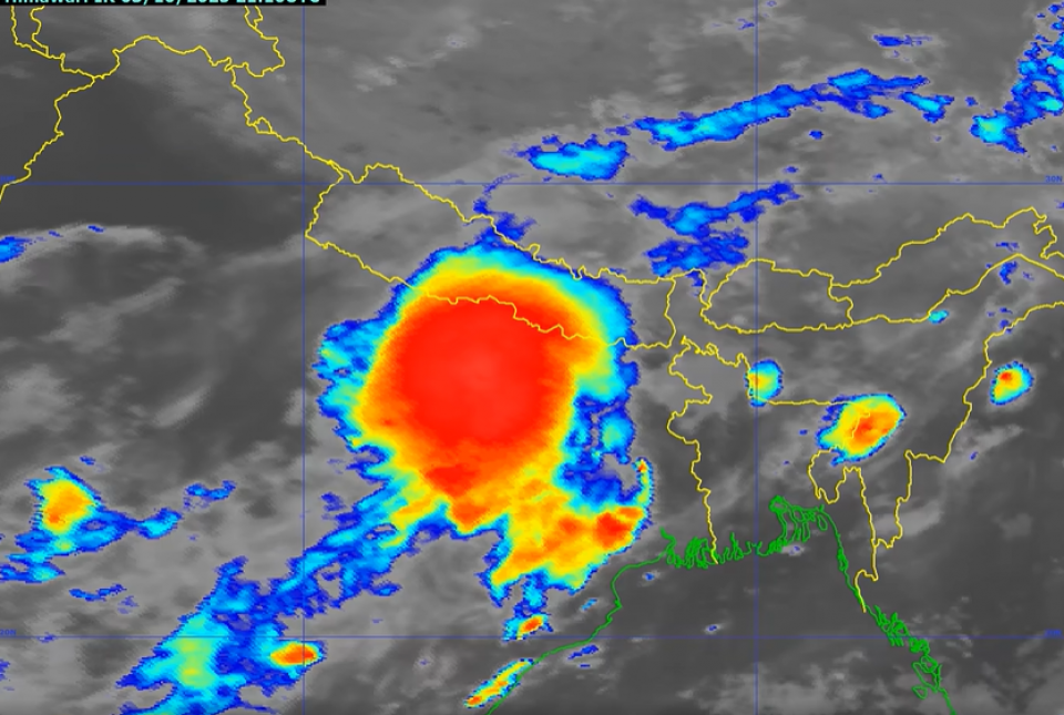 बंगालको खाडलमा बनेको मौसम प्रणालीले नेपालमा वर्षा तीव्र: ४० जिल्लामा रेड अलर्ट