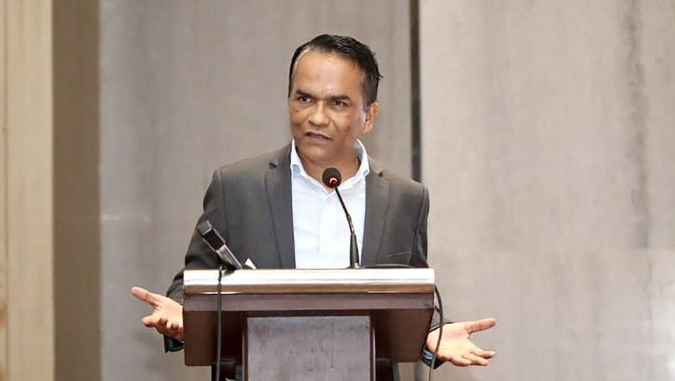 गभर्नर विश्व पौडेलमाथि नैतिकताको प्रश्न : अर्थमन्त्री रोकिँदा उनी चाहिँ किन वासिङ्टन उड्न खोज्दैछन् ?