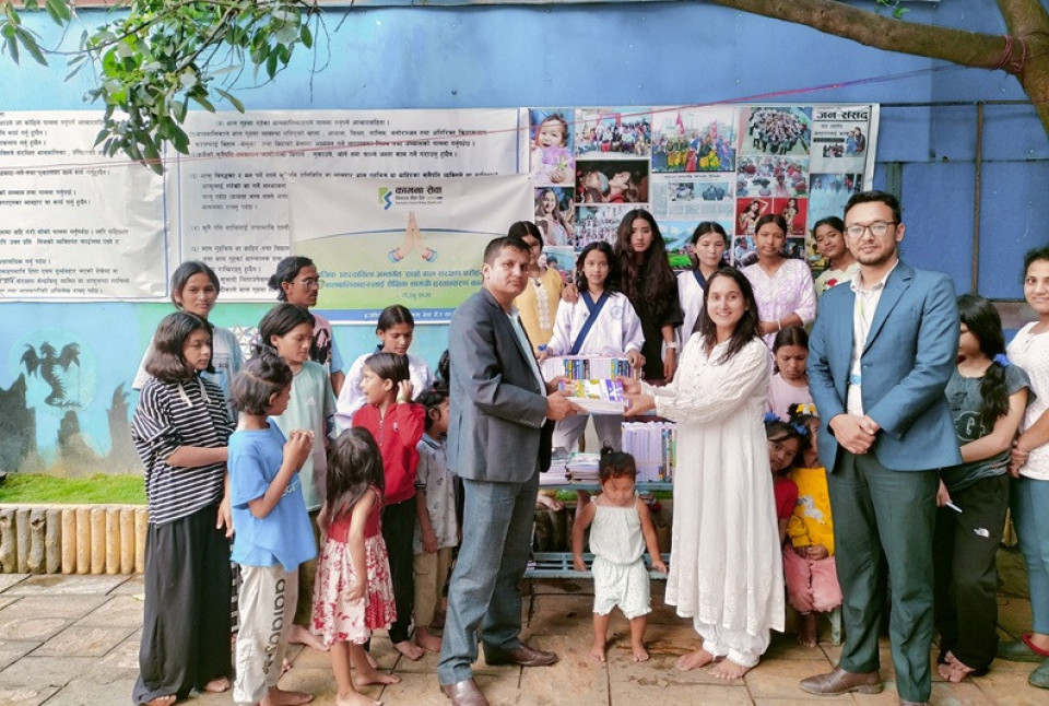 कामना सेवा विकास बैंकद्वारा ‘हाम्रो बाल संरक्षण धरोहर नेपाल’ लाई शैक्षिक सामग्री वितरण
