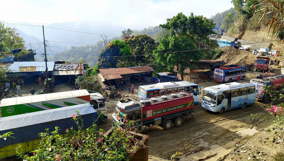 बाढीपहिरोको असरः आठ सडक पूर्ण अवरुद्ध, छ सडकमा एकतर्फी सवारी