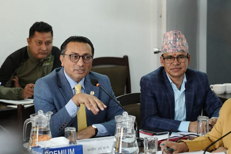 ‘अर्थमन्त्री निदाएको’ भाइरल भिडियोबारे स्वर्णिमको स्पष्टीकरण : “टेबुलमुनि फोन हेरेको थिएँ, निदाएको होइन”