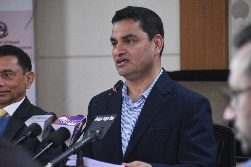 सबै सरकारी कर्मचारीलाई स्वास्थ्य बीमामा आवद्ध गराउन मन्त्री पौडेलको तयारी