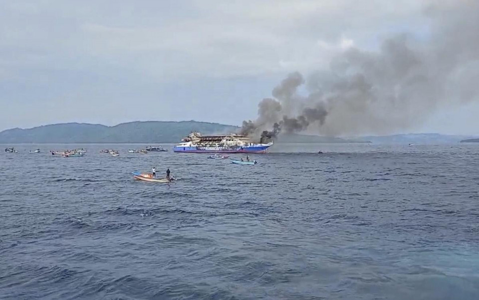 भयानक दृश्य: जहाजबाट उठ्यो कालो धुँवा, हामफाल्दै बाँच्न खोजे सयौँ यात्रु