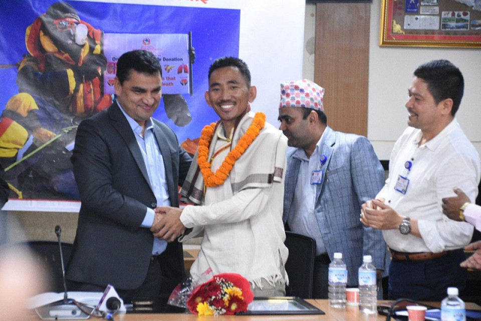 मृगौला प्रत्यारोपणपश्चात सगरमाथा आरोहण गर्ने कीर्तिमानी आरोहीलाई स्वास्थ्यमन्त्रीको सम्मान