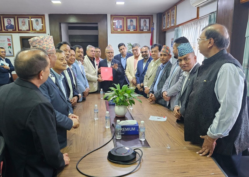 अर्थतन्त्रका विद्यमान समस्या समाधान र लगानीकर्ताको मनोबल उकास्न चेम्बरद्वारा अर्थमन्त्री खनाल समक्ष आग्रह