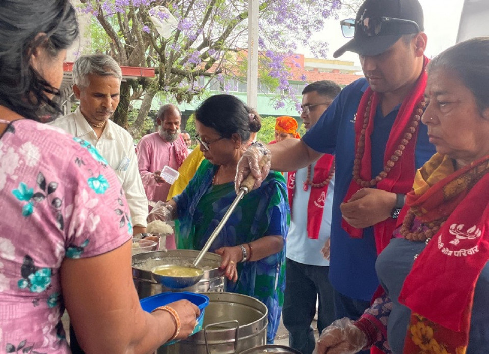 कामना सेवा विकास बैंकद्वारा शहिद गंगालाल राष्ट्रिय हृदय केन्द्रमा निःशुल्क भोजन वितरण कार्यक्रम