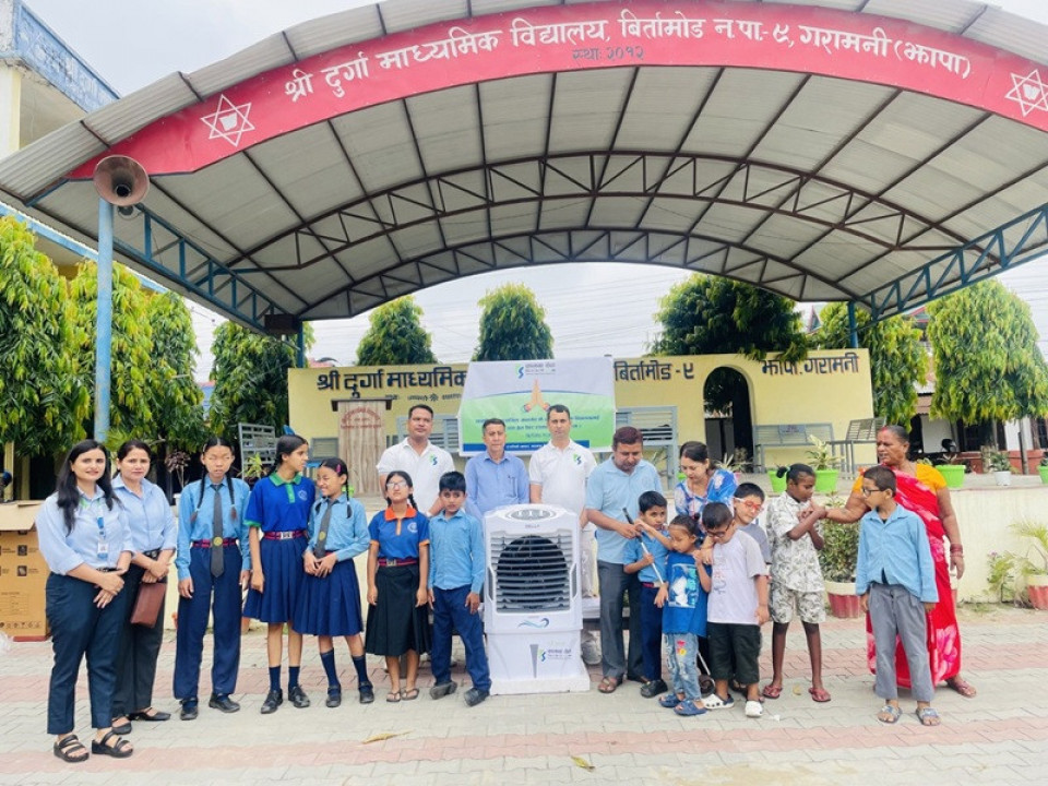 कामना सेवा विकास बैंकद्वारा दुर्गा माध्यमिक विद्यालयलाई कुलर तथा ब्रेल पेपर हस्तान्तरण