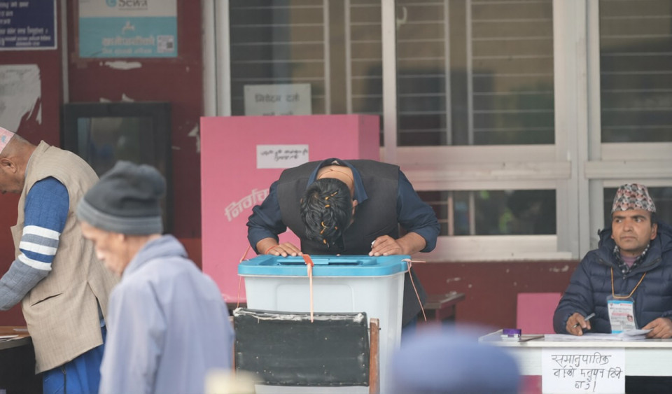 नेता तथा उम्मेद्वारहरु धमाधम मतदान गर्दै(फोटो फिचर)