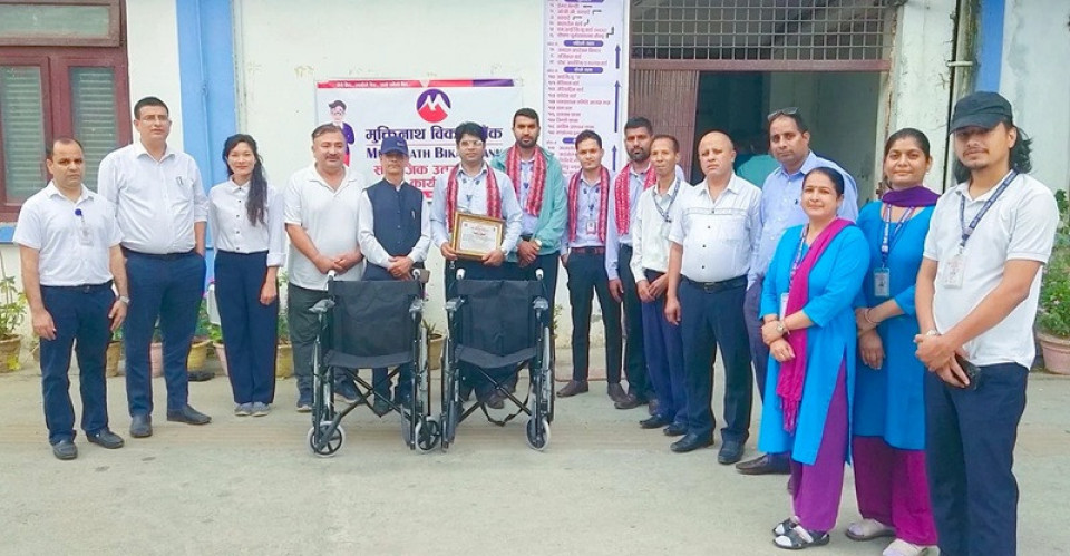 मुक्तिनाथ विकास बैंकद्वारा व्हीलचेयर हस्तान्तरण